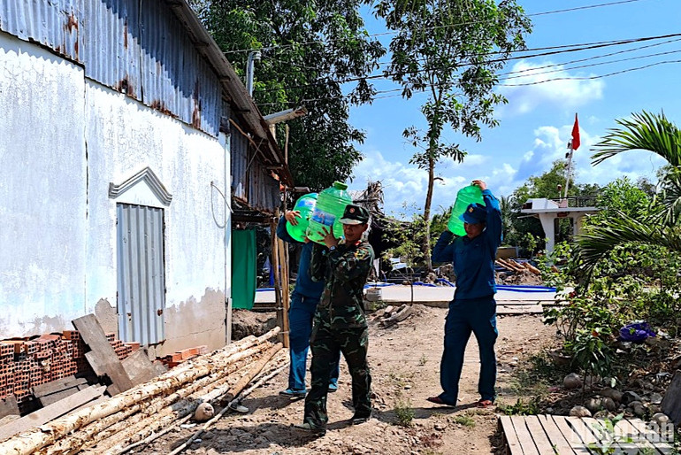 Vận chuyển nước “cứu khát” cho người dân vùng hạn hán tỉnh Cà Mau.