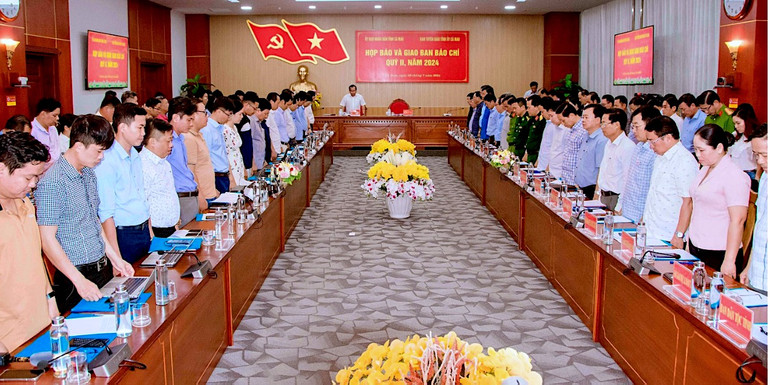 Lãnh đạo tỉnh Cà Mau và các phóng viên cúi đầu mặc niệm Tổng Bí thư Nguyễn Phú Trọng. (Ảnh: VĂN DƯƠNG)