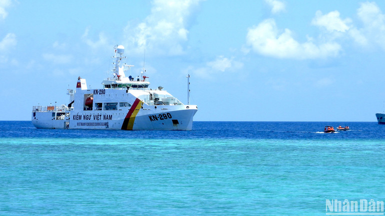 Tàu cao tốc nhỏ đưa cán bộ từ tàu Kiểm ngư KN-290 lên thăm đảo Len Đao thuộc quần đảo Trường Sa.