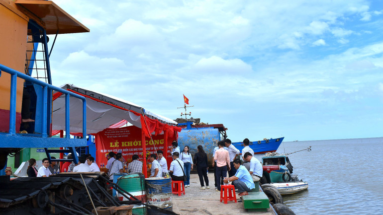 Dự án nạo vét luồng tuyến cửa biển Cái Đôi Vàm được thực hiện theo hình thức xã hội hóa, không tốn tiền ngân sách. Dự án nạo vét luồng tuyến cửa biển Cái Đôi Vàm được thực hiện theo hình thức xã hội hóa, không tốn tiền ngân sách.