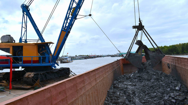 Dự kiến hơn 400.000m3 đất sẽ được múc lên trong quá trình nạo vét luồng, tuyến tại cửa biển Cái Đôi Vàm. Dự kiến hơn 400.000m3 đất sẽ được múc lên trong quá trình nạo vét luồng, tuyến tại cửa biển Cái Đôi Vàm.