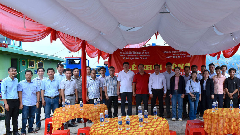 Chính quyền huyện Phú Tân cùng các bên có liên quan thực hiện nghi thức khởi công dự án nạo vét cửa biển Cái Đôi Vàm. Chính quyền huyện Phú Tân cùng các bên có liên quan thực hiện nghi thức khởi công dự án nạo vét cửa biển Cái Đôi Vàm.