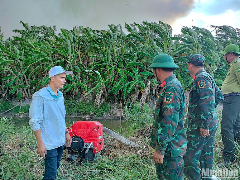 14 tổ máy bơm chuyên dụng được điều động tham gia dập lửa tại Nông trường 402.