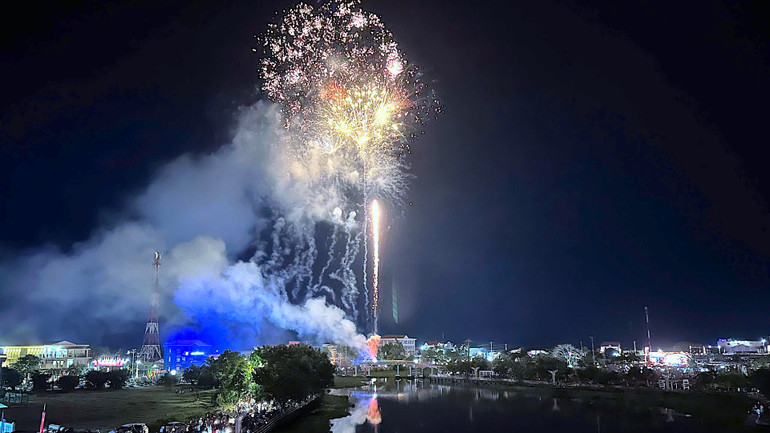 Bắn pháo hoa mừng 135 năm Ngày sinh Chủ tịch Hồ Chí Minh và 75 năm Ngày thành lập huyện Trần Văn Thời, tỉnh Cà Mau. Bắn pháo hoa mừng 135 năm Ngày sinh Chủ tịch Hồ Chí Minh và 75 năm Ngày thành lập huyện Trần Văn Thời, tỉnh Cà Mau.