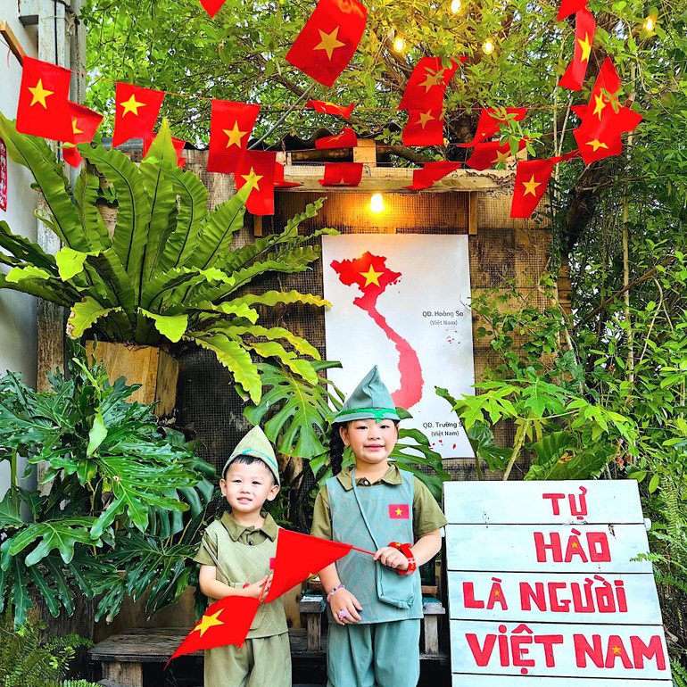 Các bạn nhỏ tại Cà Mau được phụ huynh đầu tư trang phục độc đáo để hóa thân thành các chiến sĩ nhí thực hiện nhiều bộ ảnh kỷ niệm ngày lễ lớn. Các bạn nhỏ tại Cà Mau được phụ huynh đầu tư trang phục độc đáo để hóa thân thành các chiến sĩ nhí thực hiện nhiều bộ ảnh kỷ niệm ngày lễ lớn.