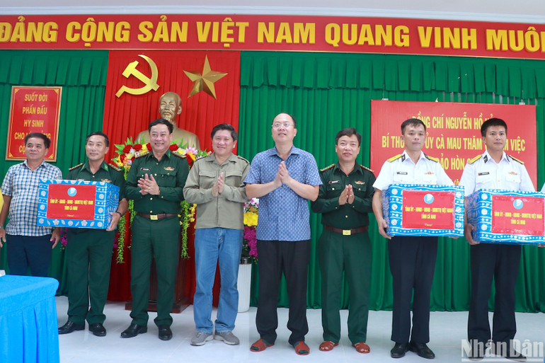 Bí thư Tỉnh ủy Cà Mau Nguyễn Hồ Hải (thứ 4 từ phải qua) và Phó Chủ tịch Ủy ban nhân dân tỉnh Lê Văn Sử (thứ 4 từ trái qua) tặng quà cho các đơn vị làm nhiệm vụ trên đảo Hòn Chuối.