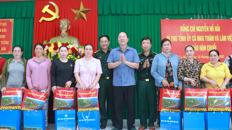 Bí thư Tỉnh ủy Cà Mau Nguyễn Hồ Hải (giữa) tặng quà cho người dân trên cụm đảo Hòn Chuối.