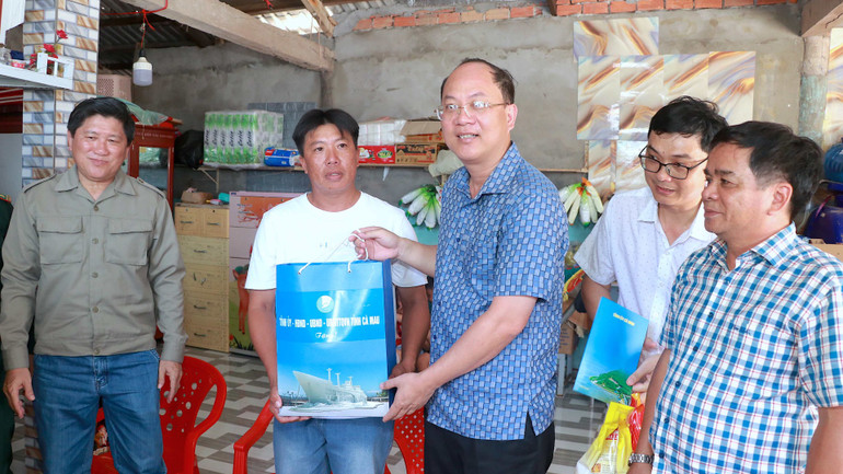 Bí thư Tỉnh ủy Cà Mau Nguyễn Hồ Hải (giữa) tặng quà cho người dân trên cụm đảo Hòn Chuối.