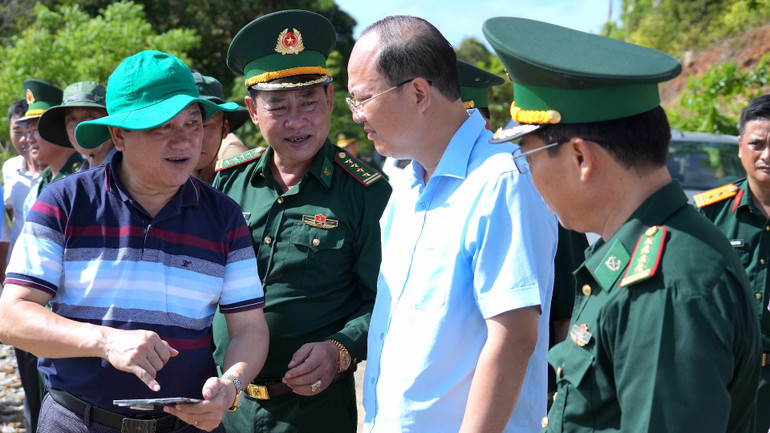 Bí thư Tỉnh ủy Cà Mau Nguyễn Hồ Hải (thứ 2 từ phải qua) cùng các thành viên trong đoàn công tác khảo sát thực tế trên Cụm đảo Hòn Khoai vào sáng 14/5.