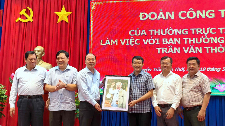 Lãnh đạo Tỉnh ủy Cà Mau tặng tranh lưu niệm cho tập thể Huyện ủy Trần Văn Thời nhân buổi làm việc vào chiều 19/5.