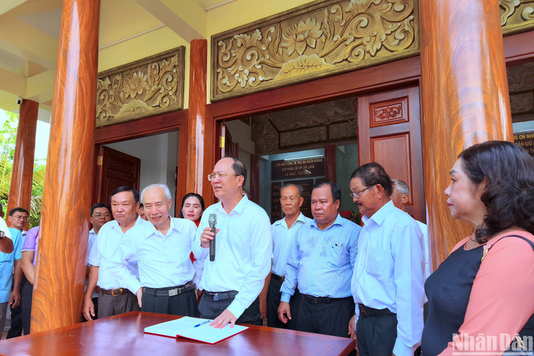 Bí thư Tỉnh ủy Cà Mau Nguyễn Hồ Hải (cầm mic) gởi gắm thông điệp sau khi ghi lưu niệm thành kính tại Nhà tưởng niệm Cái Nhúc - Tân Thành. Bí thư Tỉnh ủy Cà Mau Nguyễn Hồ Hải (cầm mic) gởi gắm thông điệp sau khi ghi lưu niệm thành kính tại Nhà tưởng niệm Cái Nhúc - Tân Thành.