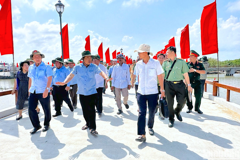 Ủy viên Trung ương Đảng, Bí thư Tỉnh ủy Cà Mau Nguyễn Tiến Hải (giữa) kiểm tra công trình trọng điểm chào mừng Đại hội Đảng bộ tỉnh nhiệm kỳ 2025-2030.