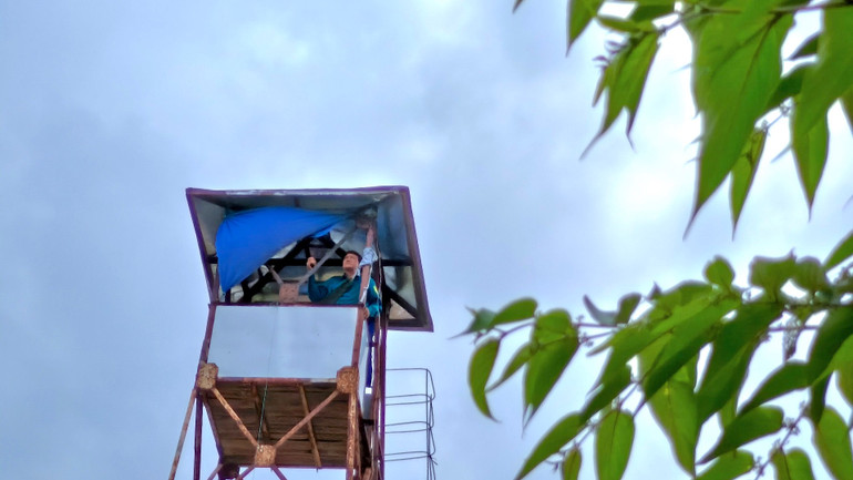 Tháp canh lửa mùa khô trên khắp lâm phần rừng tràm Cà Mau luôn có người túc trực, kịp thời phát hiện các mối nguy từ sớm để kịp thời ứng phó.