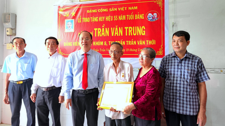 Bí thư Tỉnh ủy Cà Mau Nguyễn Hồ Hải (đeo cà vạt) trao Huy hiệu 55 năm tuổi Đảng cho đảng viên Trần Văn Trung. Bí thư Tỉnh ủy Cà Mau Nguyễn Hồ Hải (đeo cà vạt) trao Huy hiệu 55 năm tuổi Đảng cho đảng viên Trần Văn Trung.