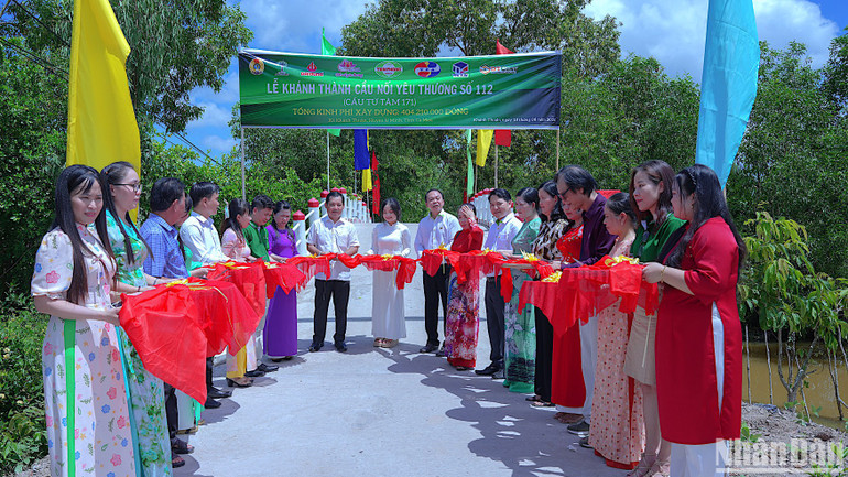 Cầu 30 tháng 4 bắc qua phía bờ tây kênh Cái Tàu từ chương trình "Cầu nối yêu thương" được bàn giao vào trưa 18/8.
