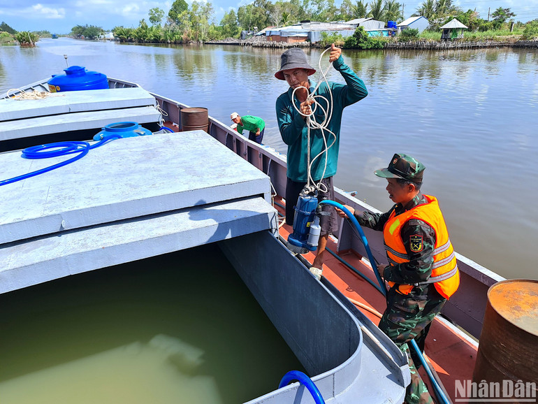 Tàu chuyên dụng của Quân khu 9 vận chuyển nước sinh hoạt miễn phí cập bến tại xã Biển Bạch (huyện Thới Bình, tỉnh Cà Mau) vào sáng 8/4.