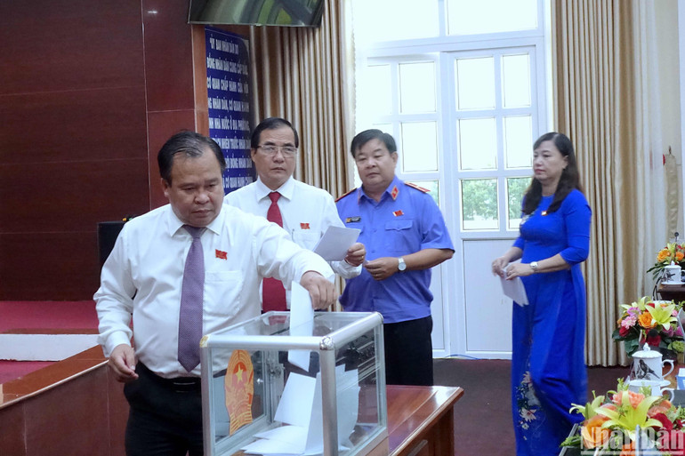 Đại biểu Hội đồng nhân dân tỉnh Cà Mau bỏ phiếu bầu để kiện toàn nhân sự chủ chốt Ủy ban nhân dân tỉnh vào chiều 11/11.