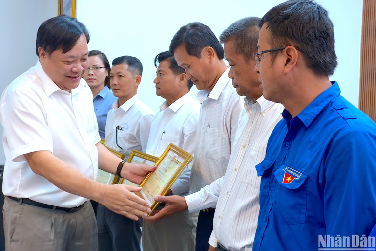 Chủ tịch Ủy ban nhân dân tỉnh Cà Mau Phạm Thành Ngại tặng Bằng khen cho các tập thể có đóng góp tích cực trong phong trào xóa nhà tạm, nhà dột nát.