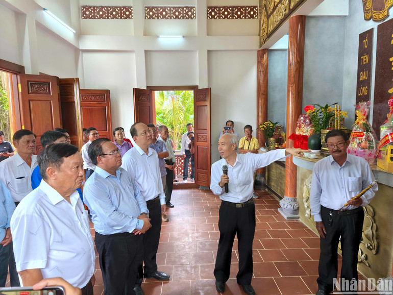 Bí thư Tỉnh ủy Cà Mau Nguyễn Hồ Hải (thứ 3 từ trái qua) nghe giới thiệu về Nhà tưởng niệm Cái Nhúc - Tân Thành, gắn với truyền thống cách mạng hào hùng của đất và người vùng Tân Thành. Bí thư Tỉnh ủy Cà Mau Nguyễn Hồ Hải (thứ 3 từ trái qua) nghe giới thiệu về Nhà tưởng niệm Cái Nhúc - Tân Thành, gắn với truyền thống cách mạng hào hùng của đất và người vùng Tân Thành.