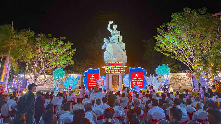 Lễ đón nhận Bằng xếp hạng di tích quốc gia đặc biệt Đường Hồ Chí Minh trên biển (Điểm Bến Vàm Lũng - tỉnh Cà Mau).