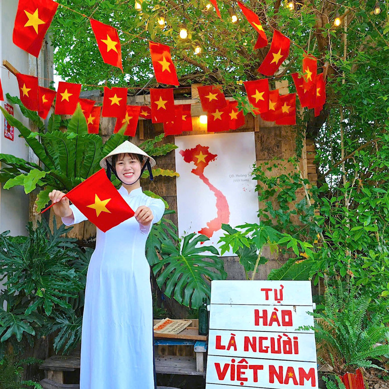 Đoàn viên diện áo dài chụp ảnh cùng cờ Tổ quốc để đổi ảnh đại diện trên mạng xã hội nhằm tạo sự lan tỏa cho ngày lễ lớn. Đoàn viên diện áo dài chụp ảnh cùng cờ Tổ quốc để đổi ảnh đại diện trên mạng xã hội nhằm tạo sự lan tỏa cho ngày lễ lớn.