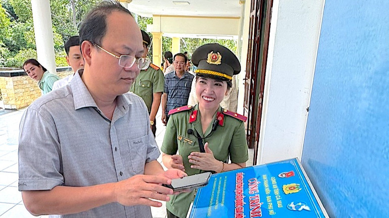 Bí thư Tỉnh ủy Cà Mau Nguyễn Hồ Hải (bìa trái) quét mã trải nghiệm việc thực hiện số hóa tại Nhà trưng bày Kế hoạch phản gián CM12.