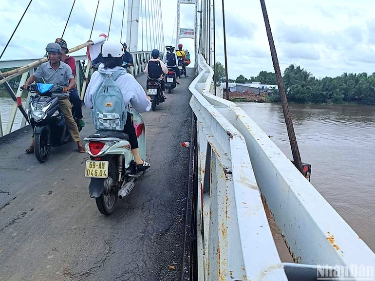 Sau khi xe tải khủng lưu thông qua, cầu treo dân sinh bị hư hỏng nhiều hạng mục: lún mố cầu, biến dạng thành lan can cầu…