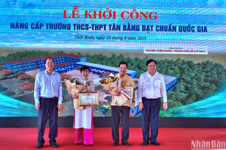 Bí thư Tỉnh ủy Nguyễn Hồ Hải (bìa trái) và Chủ tịch Ủy ban nhân dân tỉnh Cà Mau Phạm Thành Ngại (bìa phải) tặng hoa và Bằng khen cảm ơn đơn vị tài trợ nâng cấp trường Tân Bằng.