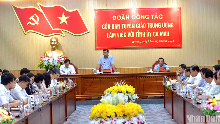 Đồng chí Nguyễn Tiến Hải kiến nghị đến đoàn công tác một số vấn đề liên quan công tác tuyên giáo và định hướng tuyên truyền.