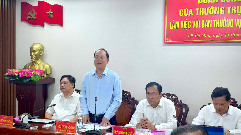 Bí thư Tỉnh ủy Cà Mau Nguyễn Hồ Hải (đứng) phát biểu chỉ đạo tại buổi làm việc với Ban Thường vụ Thành ủy Cà Mau.