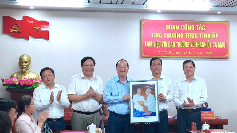 Lãnh đạo tỉnh Cà Mau tặng tranh và chụp hình lưu niệm với Thường trực Thành ủy thành phố Cà Mau.
