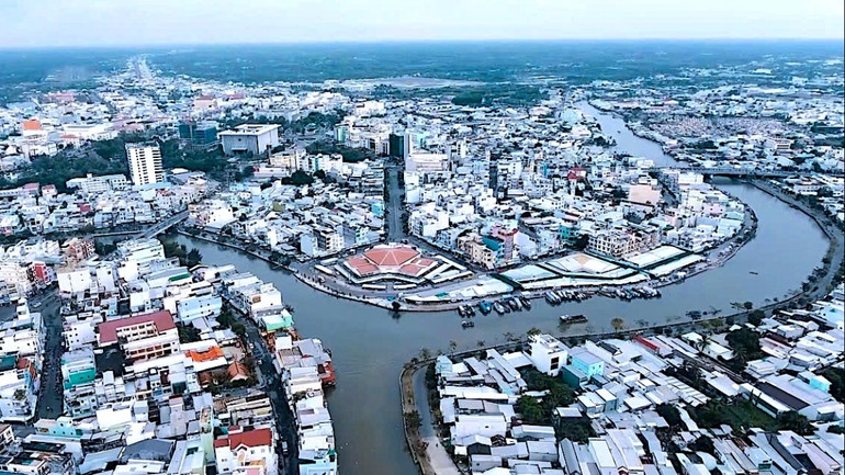 Thành phố Cà Mau là “đầu não” kinh tế-chính trị của tỉnh Cà Mau, là một trong bốn đô thị động lực vùng kinh tế trọng điểm Đồng bằng sông Cửu Long.