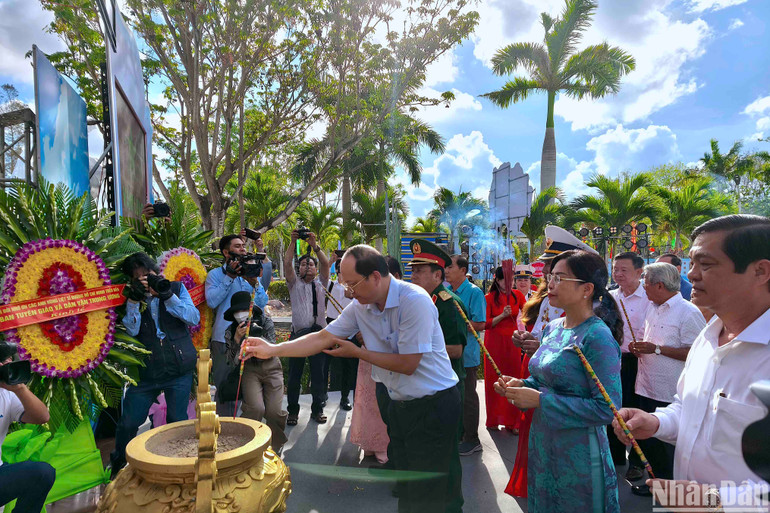 Bí thư Tỉnh ủy Cà Mau Nguyễn Hồ Hải cùng lãnh đạo tỉnh dâng hương tại Cụm tượng đài Đoàn tàu không số tại Bến Vàm Lũng, huyện Ngọc Hiển.
