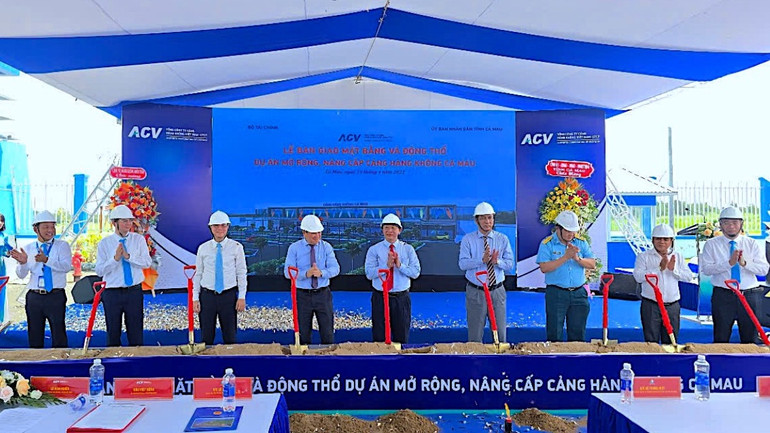 Lãnh đạo tỉnh Cà Mau và ACV thực hiện nghi thức động thổ Dự án nâng cấp, mở rộng Cảng Hàng không Cà Mau.