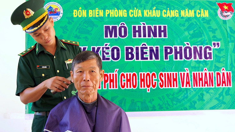 Cắt tóc miễn phí cho người dân nghèo trong chương trình Ngày hội Biên phòng toàn dân tại xã Đất Mới.