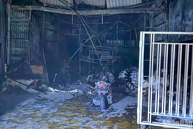 Nhà dân cùng nhiều tài sản kinh doanh bị thiêu rụi sau vụ hỏa hoạn.