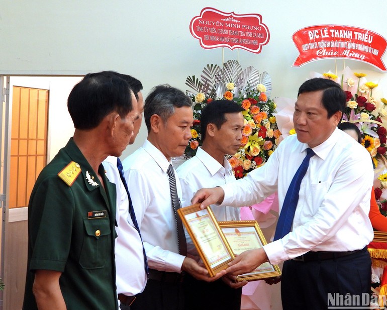 Đại diện lãnh đạo tỉnh Cà Mau trao bằng khen của Chủ tịch tỉnh tỉnh cho các tập thể, cá nhân có thành tích xuất sắc trong phát triển kinh tế, xã hội của huyện U Minh.