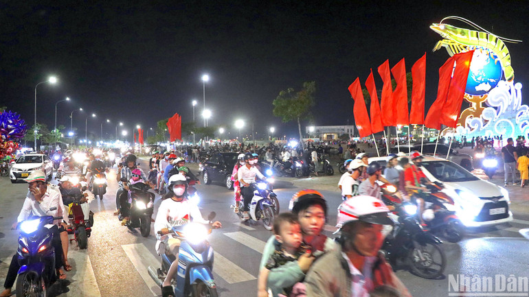 Rất đông người dân thành phố Cà Mau đi chơi đêm giao thừa.