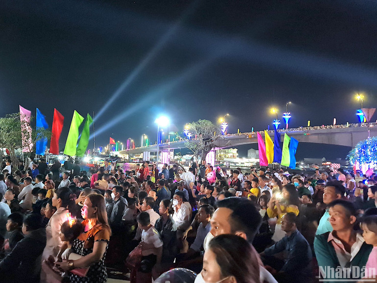 Người dân thành phố Cà Mau chiêm ngưỡng pháo hoa tối 30 tháng Chạp.