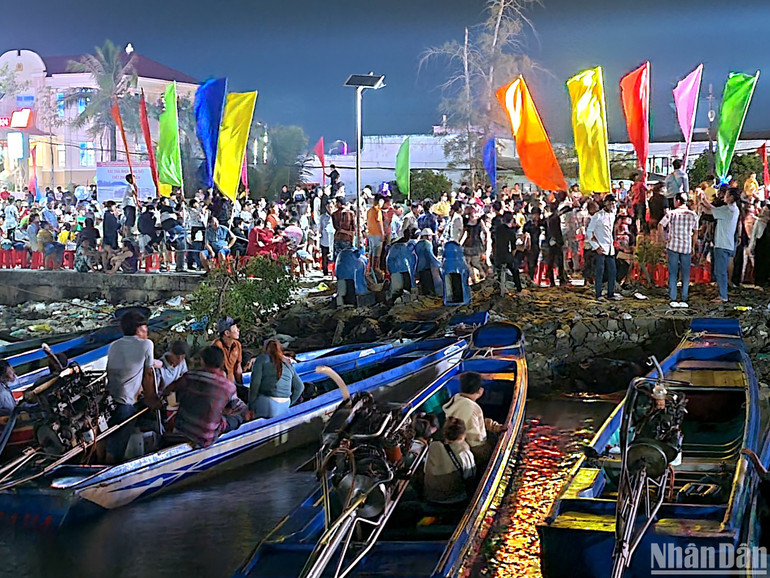 Cư dân miền biển Sông Đốc (huyện Trần Văn Thời, tỉnh Cà Mau) xem pháo hoa mừng năm mới Giáp Thìn 2024.