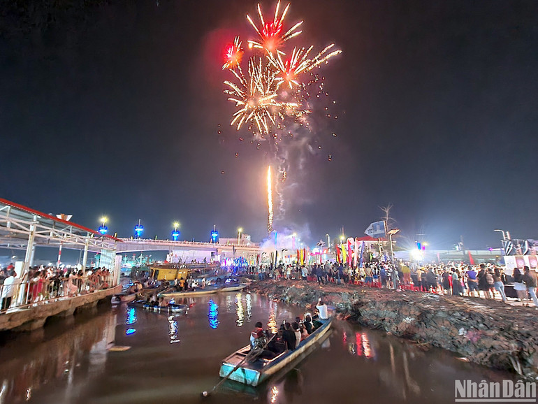 Bắn pháo hoa trong đêm giao thừa mừng năm mới tại miền biển Sông Đốc (huyện Trần Văn Thời, tỉnh Cà Mau).