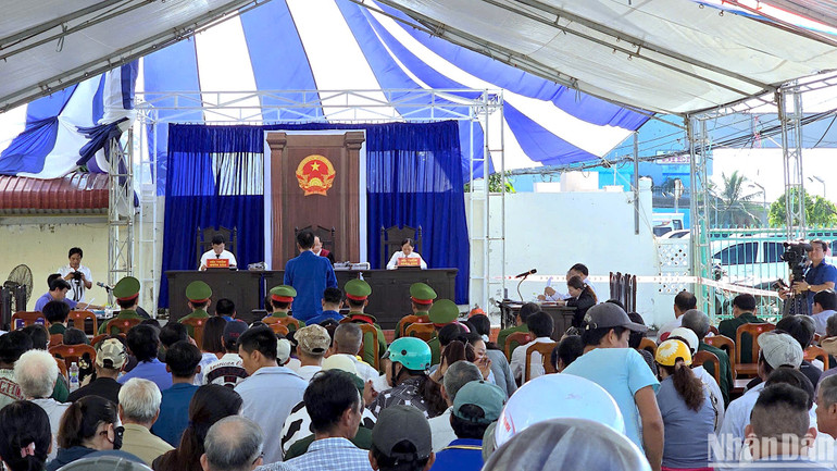 Vụ án được đưa ra xét xử công khai tại thị trấn Sông Đốc dưới sự chứng kiến của đông đảo nhân dân địa phương.