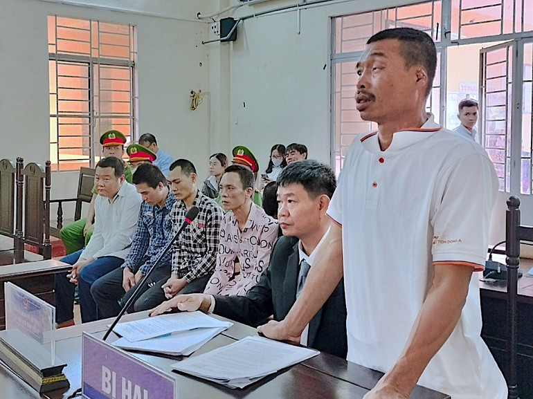 Ngư dân Trương Văn Trung (đứng) khai nhiều lần bị đánh đập, hành hạ gây đau đớn về thể xác.