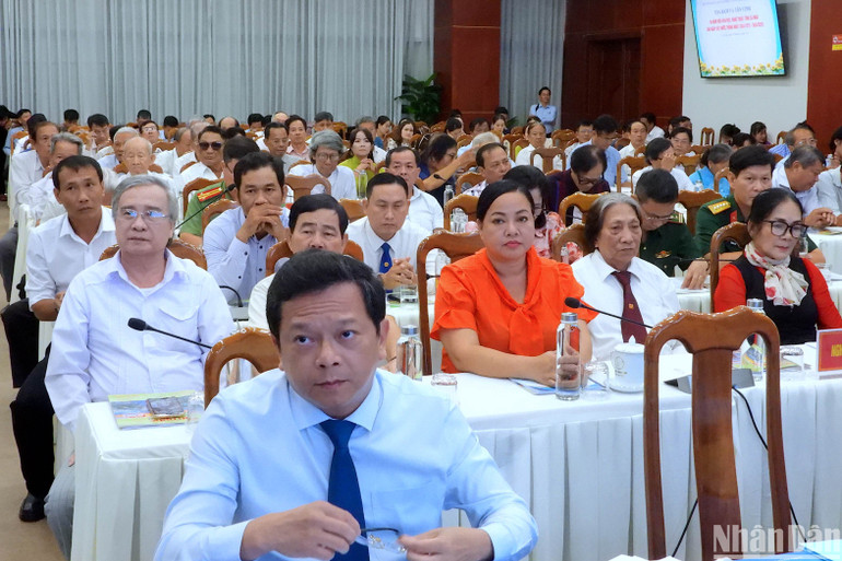 Đội ngũ văn nghệ sĩ, nhà văn tham gia Tọa đàm.