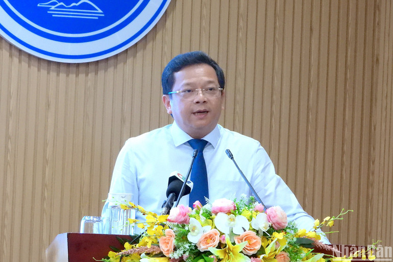 Phó Bí thư Thường trực Tỉnh ủy Cà Mau Nguyễn Đức Hiển tham gia ý kiến tham luận tại buổi Tọa đàm.