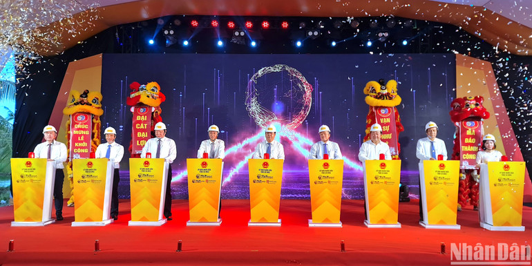 Lãnh đạo cấp ủy, chính quyền tỉnh Cà Mau và nhà đầu tư thực hiện nghi thức khởi công dự án nhà ở đô thị hơn 1.000 tỷ đồng vào chiều 10/12.