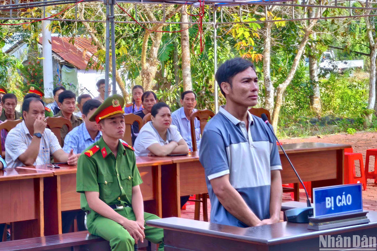 Bị cáo Lê Văn Niệm bị truy tố tội “Hủy hoại nguồn lợi thủy sản” vì tái phạm hành vi bắt cá bằng xung điện.