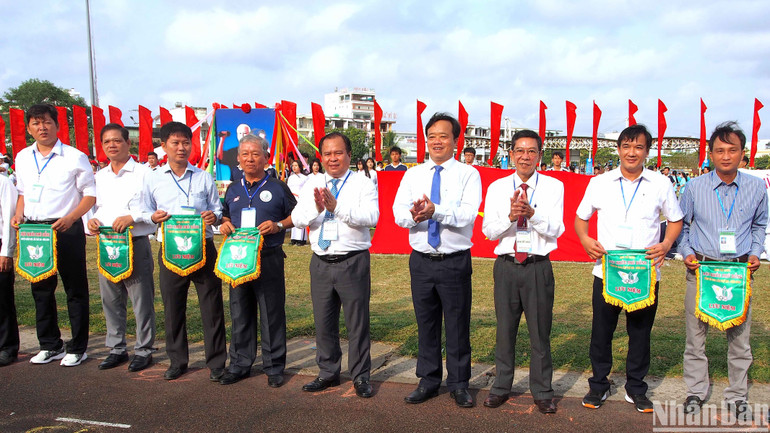 Ban tổ chức trao cờ luân lưu cho đại diện các đơn vị tham gia Hội khỏe Phù Đổng tỉnh Cà Mau lần thứ 13. Ban tổ chức trao cờ luân lưu cho đại diện các đơn vị tham gia Hội khỏe Phù Đổng tỉnh Cà Mau lần thứ 13.