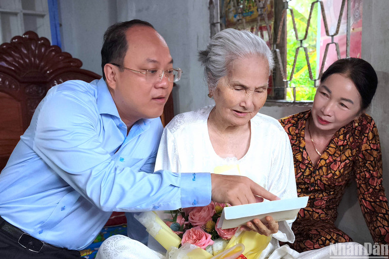 Bí thư Tỉnh ủy Cà Mau Nguyễn Hồ Hải (bìa trái) trao tặng quà cho Mẹ Việt Nam Anh hùng Võ Thị Nhành vào chiều 19/5. Bí thư Tỉnh ủy Cà Mau Nguyễn Hồ Hải (bìa trái) trao tặng quà cho Mẹ Việt Nam Anh hùng Võ Thị Nhành vào chiều 19/5.