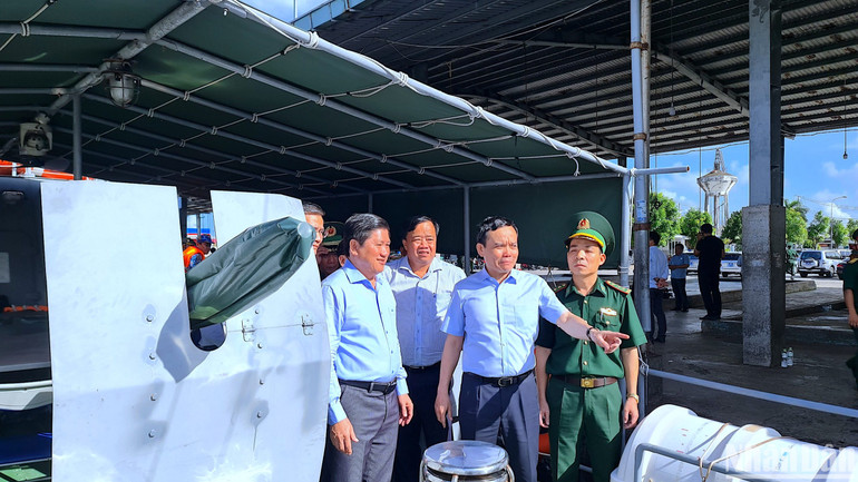 Phó Thủ tướng Trần Lưu Quang kiểm tra hoạt động IUU tại Cảng cá Sông Đốc (huyện Trần Văn Thời, tỉnh Cà Mau).
